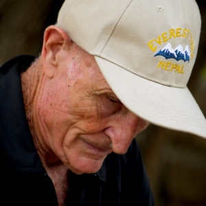 Vieil homme coiffé d'une casquette - France  - collection de photos clin d'oeil, catégorie portraits